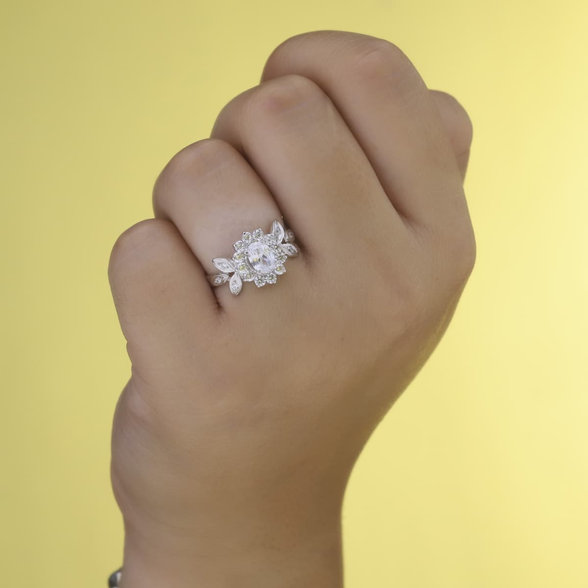 18K SORTIJA ORO BLANCO CUAJO Y HOJAS CON CIRCONITAS. ANCHO: 11 MM
