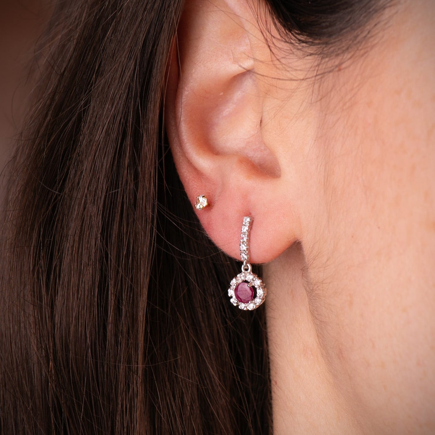 18K PENDIENTES ORO BLANCO RUBI 4MM - 0,56 QTES Y CIRCONITAS. 18 X 7,5 MM. CIERRE PRESION