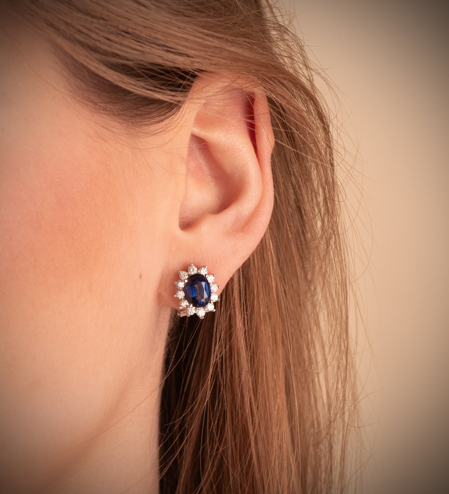 18K PENDIENTES ORO BLANCO 24 DIAMANTES LABORATORIO 0,84 QTS VS2-G Y ZAFIRO DIFUSION 8X6 MM 3,26 QTS CIERRE OMEGA 12,5X11 MM