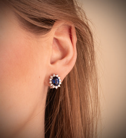 18K PENDIENTES ORO BLANCO 24 DIAMANTES LABORATORIO 0,84 QTS VS2-G Y ZAFIRO DIFUSION 8X6 MM 3,26 QTS CIERRE OMEGA 12,5X11 MM
