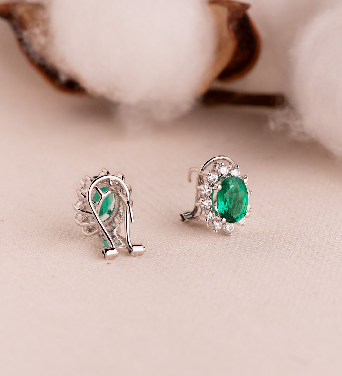 18K PENDIENTES ORO BLANCO 24 DIAMANTES LABORATORIO 0,84 QTS VS2-G Y ESMERALDA RECRISTALIZADA 8X6 MM 2,20 QTES CIERRE OMEGA 13X11 MM