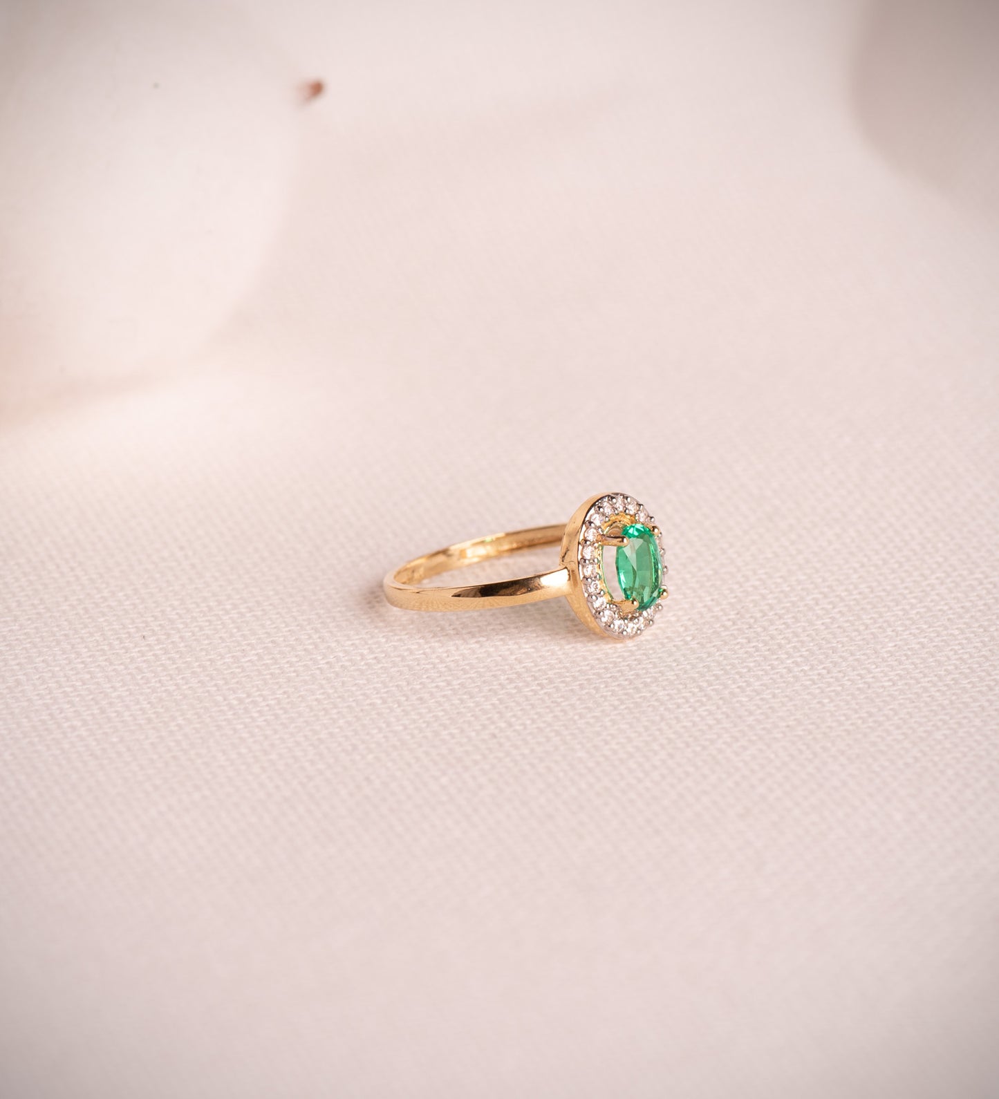 18K SORTIJA ORO AMARILLO ESMERALDA 6X4 MM 0.49 QTS. ANCHO 8X6 MM