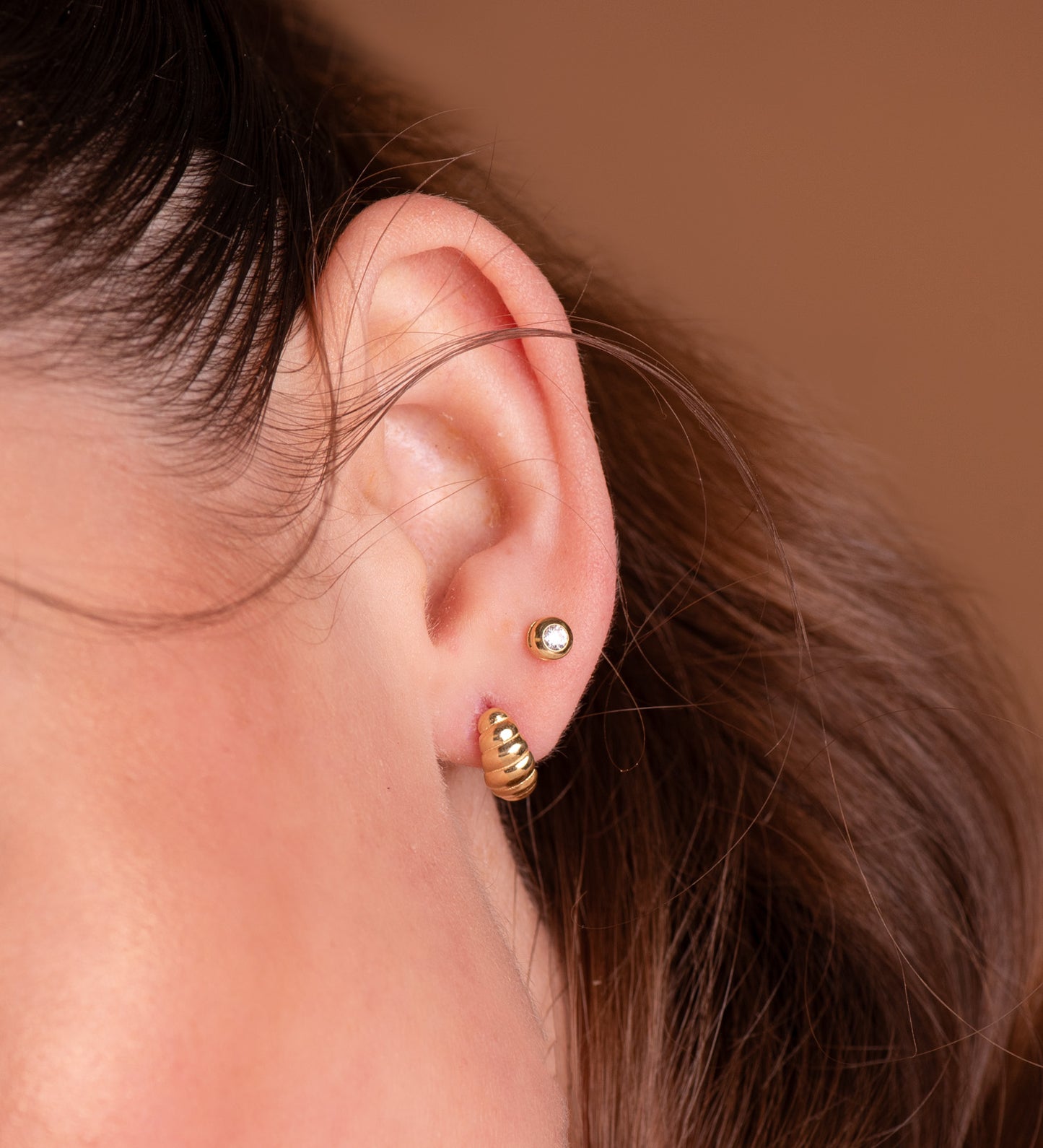 18K PENDIENTES ORO AMARILLO GALLONES EN BRILLO. MEDIDA: 11 X 6 MM. CIERRE PRESION