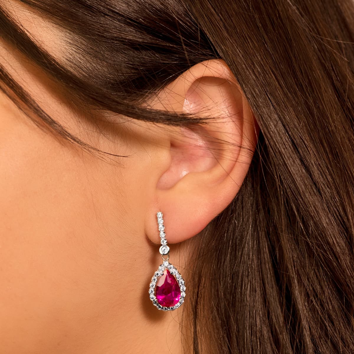 18K PENDIENTES ORO BLANCO DOS CUERPOS CON PIEDRA ROJA 12 X 8MM. 33X12MM CIERRE PRESION