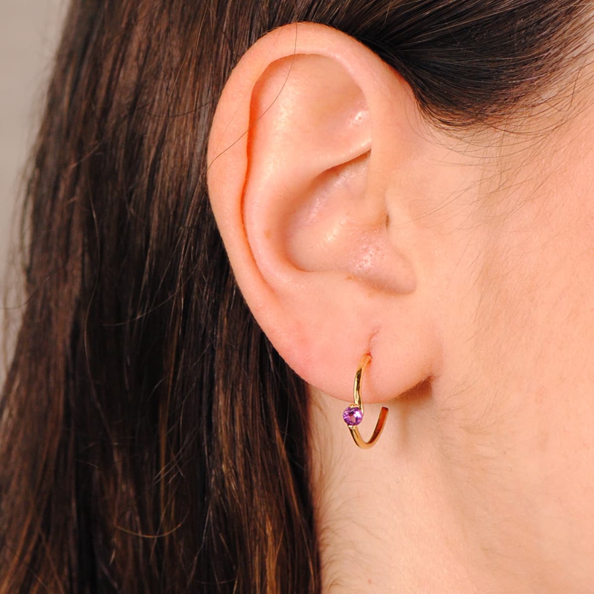 18K PENDIENTES ORO AMARILLO MEDIO ARO LISO CON AMATISTA 15X3 MM CIERRE PRESION.