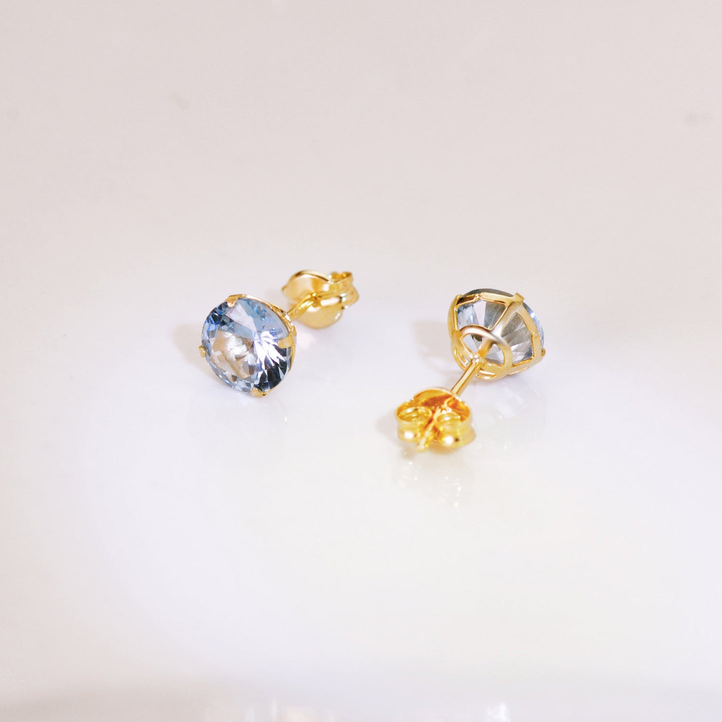 18K PENDIENTES ORO AMARILLO REDONDOS PIEDRA AZUL 6 MM. CIERRE PRESION