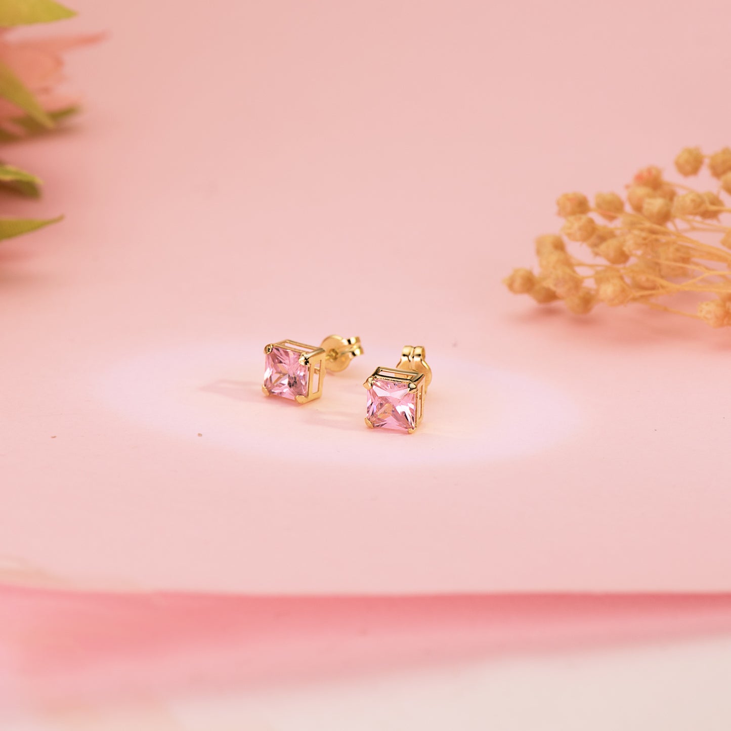 18K PENDIENTES ORO AMARILLO CUADRADOS PIEDRA COLOR ROSA 5,5 X 5,5 MM. CIERRE PRESION