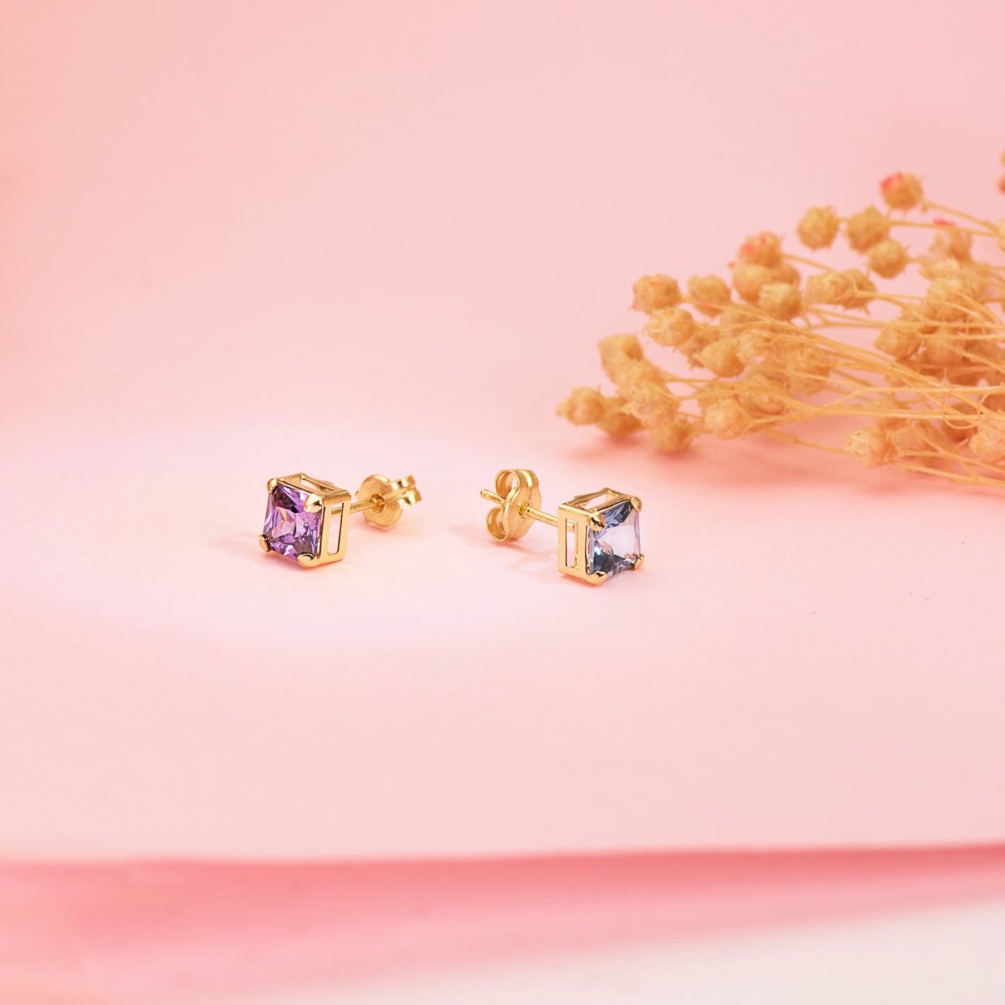 18K PENDIENTES ORO AMARILLO CUADRADOS PIEDRA COLOR AMATISTA 5,5 X 5,5 MM. CIERRE PRESION