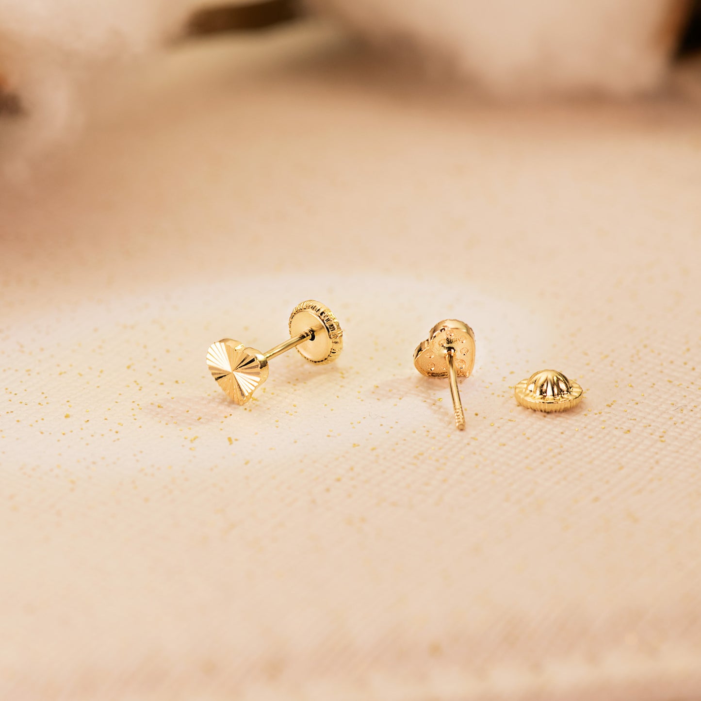 18K PENDIENTES ORO AMARILLO CORAZON TALLADO. 5 X 4 MM CIERRE TUERCA