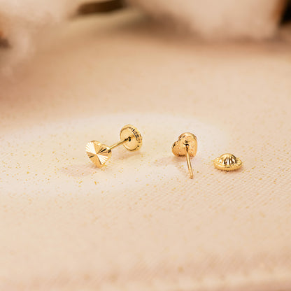 18K PENDIENTES ORO AMARILLO CORAZON TALLADO. 5 X 4 MM CIERRE TUERCA