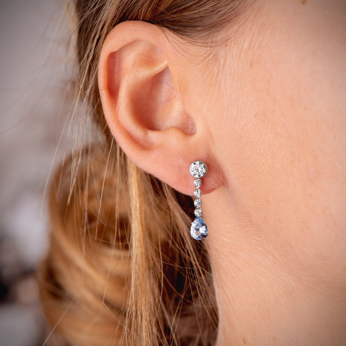 18K PENDIENTES ORO BLANCO AGUA MARINA EN FORMA DE GOTA Y CIRCONITAS. 22X5 MM. CIERRE PRESION
