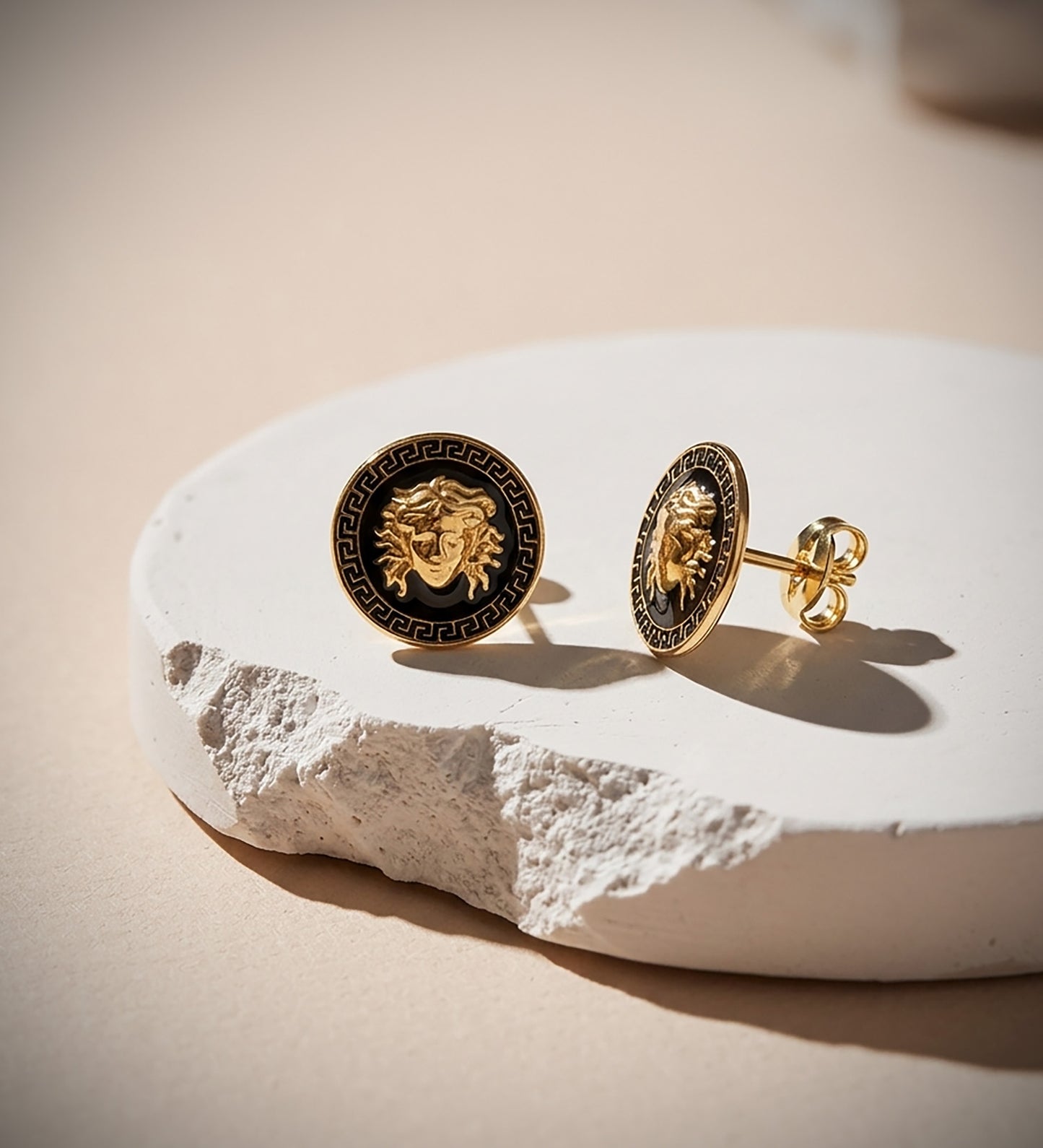 18K PENDIENTES ORO AMARILLO MEDUSA Y BORDE DE GRECA ESMALTE NEGRO. ANCHO: 10 MM. CIERRE PRESION