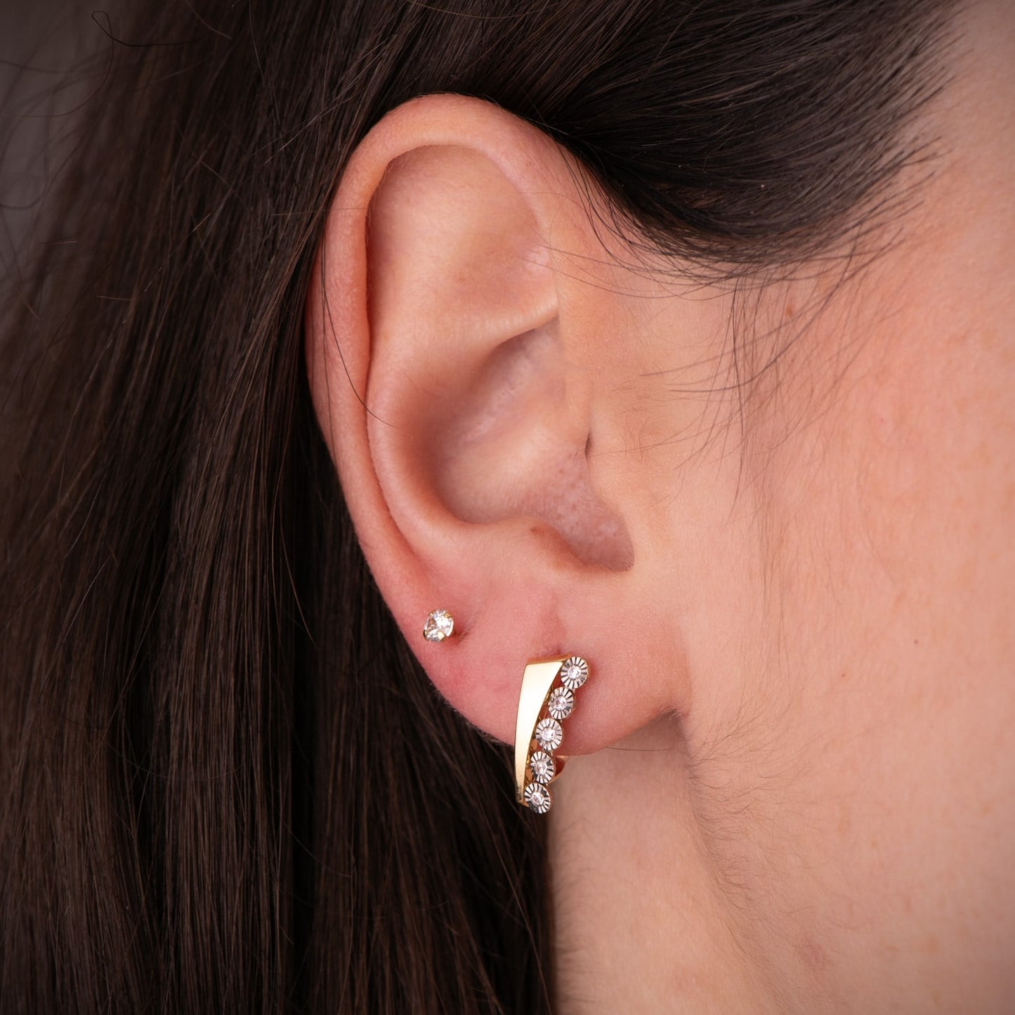 18K PENDIENTES ORO BICOLOR BANDAS Y MOTIVOS REDONDOS TALLADOS. 14 X 6 MM. CIERRE CATALAN