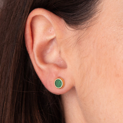 18K PENDIENTES ORO AMARILLO REDONDOS CON MALAQUITA 7 MM. CIERRE PRESION