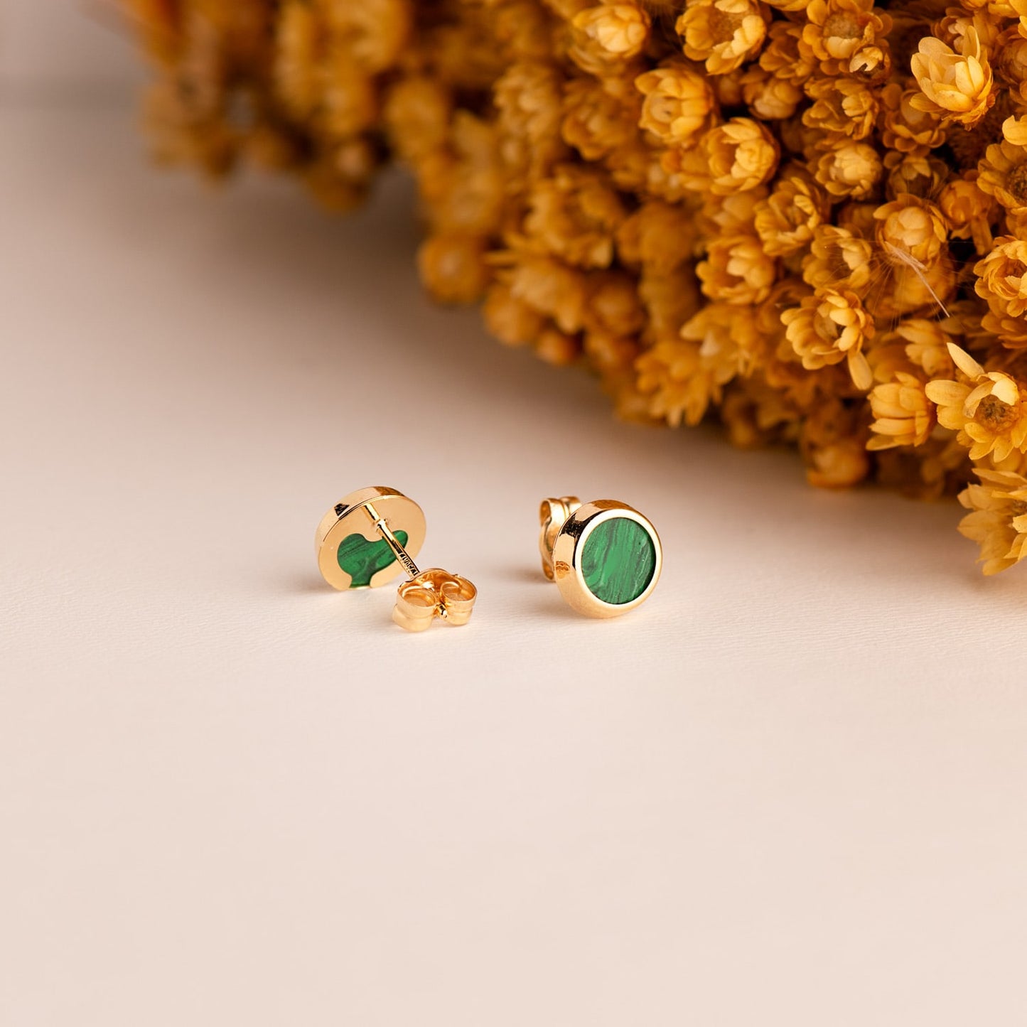 18K PENDIENTES ORO AMARILLO REDONDOS CON MALAQUITA 7 MM. CIERRE PRESION