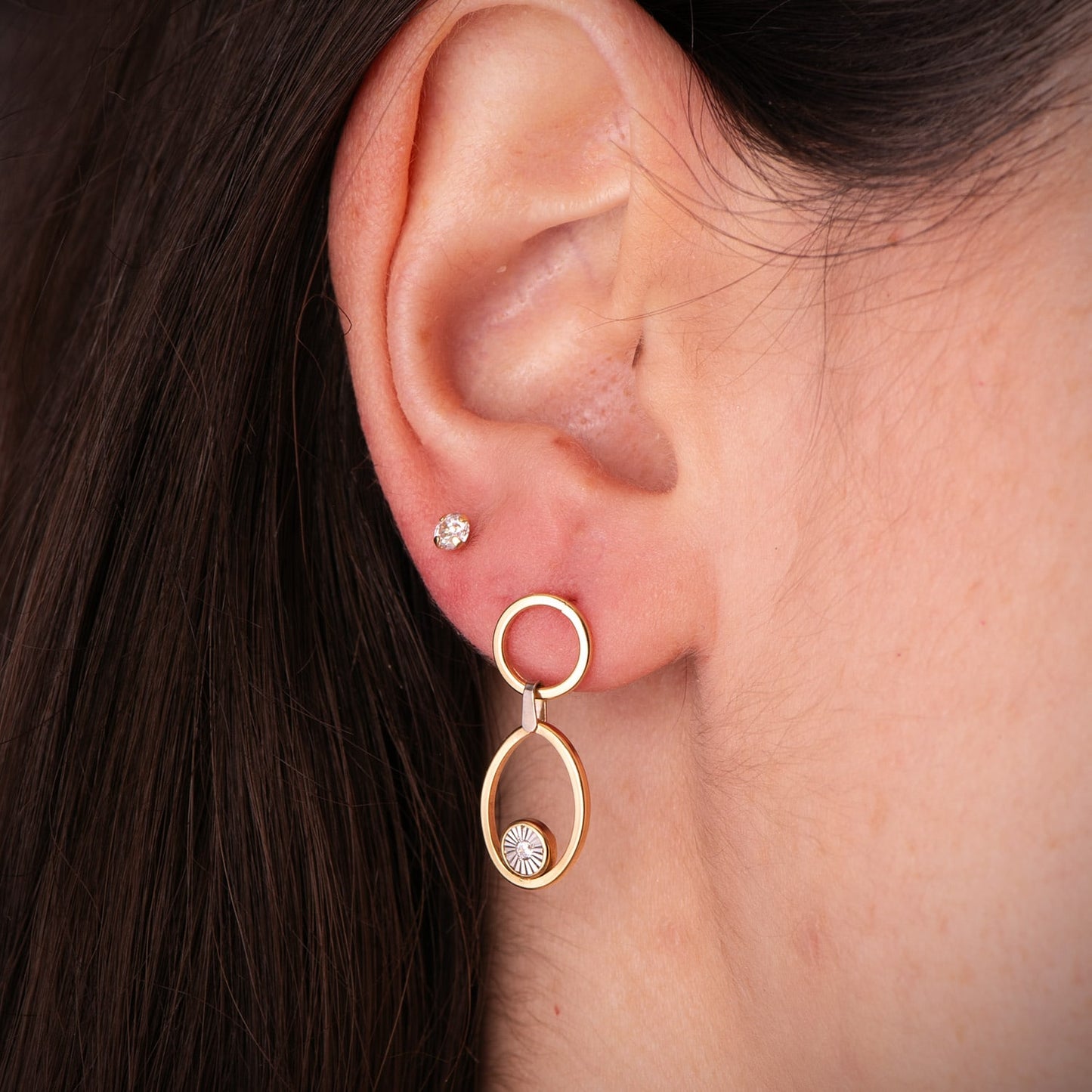 18K PENDIENTES ORO BICOLOR LARGOS DOS AROS CON CIRCONITAS. MEDIDA: 23 X 10 MM. CIERRE PRESION