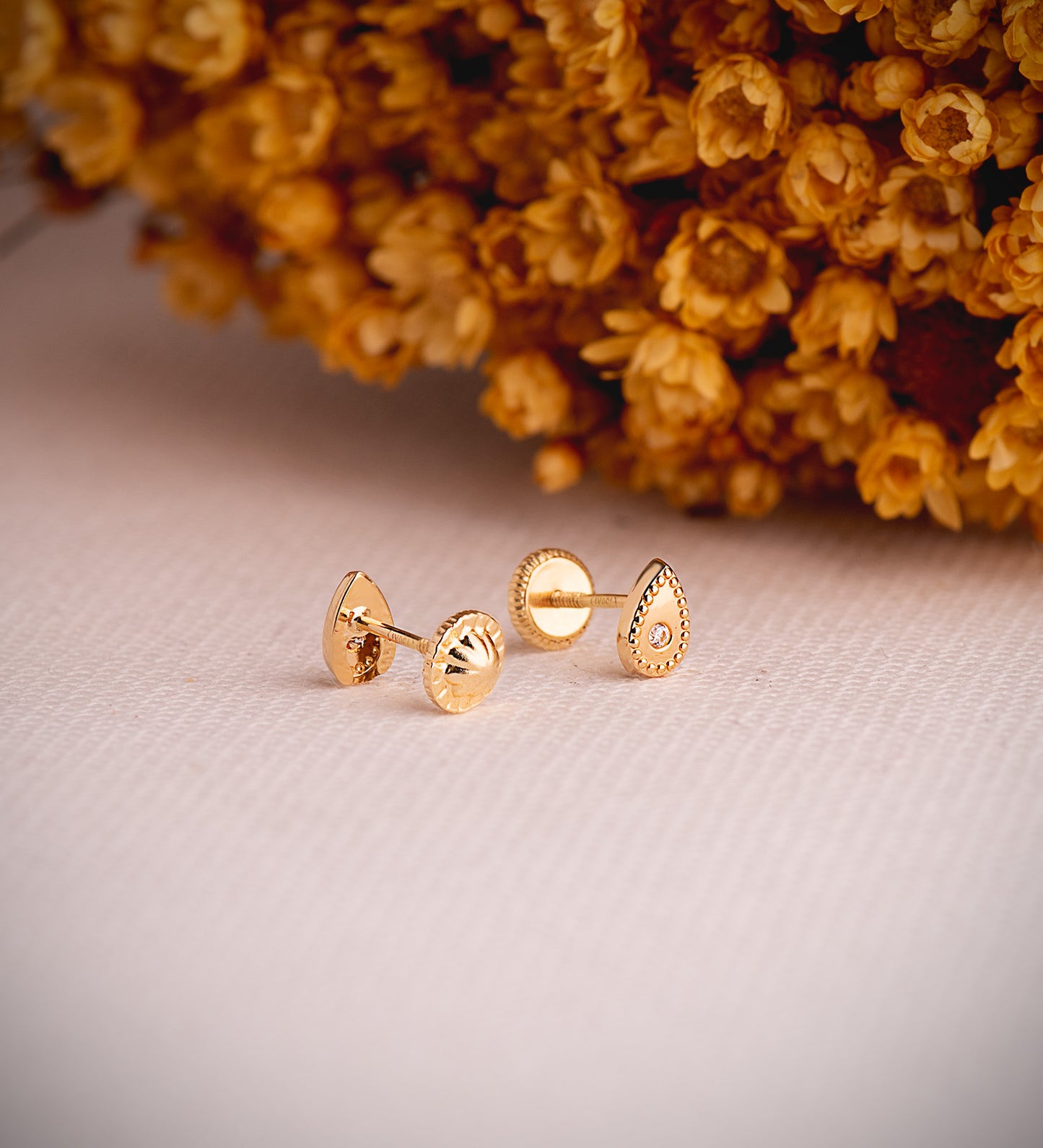 18K PENDIENTES ORO AMARILLO GOTA CON CIRCONITAS Y BORDES BOLITAS. MEDIDA: 6 X 4 MM. CIERRE TUERCA