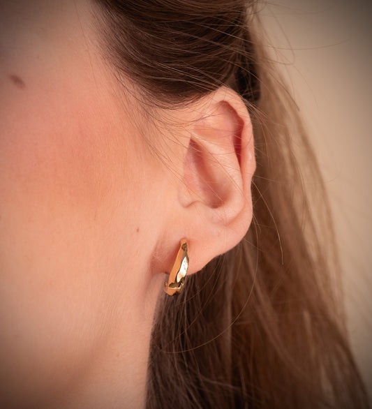 18K PENDIENTES ORO AMARILLO GALLONES EN BRILLO. MEDIDA: 14 X 5 MM. CIERRE PRESION