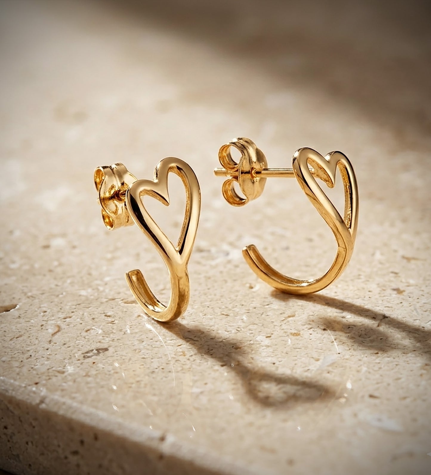 18K PENDIENTES ORO AMARILLO MEDIO ARO CORAZON CALADO EN BRILLO. MEDIDA: 13 X 6,5 MM. CIERRE PRESION C. AMOR