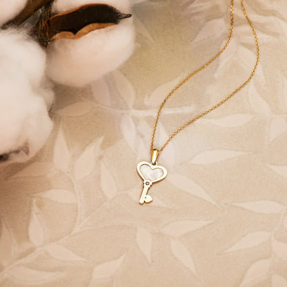18K COLGANTE AMULETO ORO AMARILLO LLAVE DE NACAR CON CORAZON Y CIRCONITA 18X11 MM C. AMOR