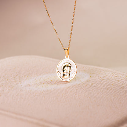 18K MEDALLA ORO AMARILLO REDONDA CON NACAR BLANCO Y VIRGEN NIÑA. 15 MM