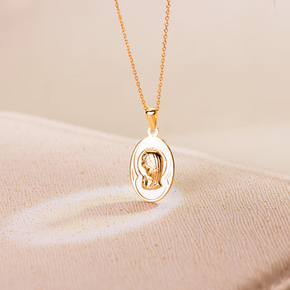 18K MEDALLA ORO AMARILLO OVAL CON NACAR BLANCO Y VIRGEN NIÑA 17 X 12 MM