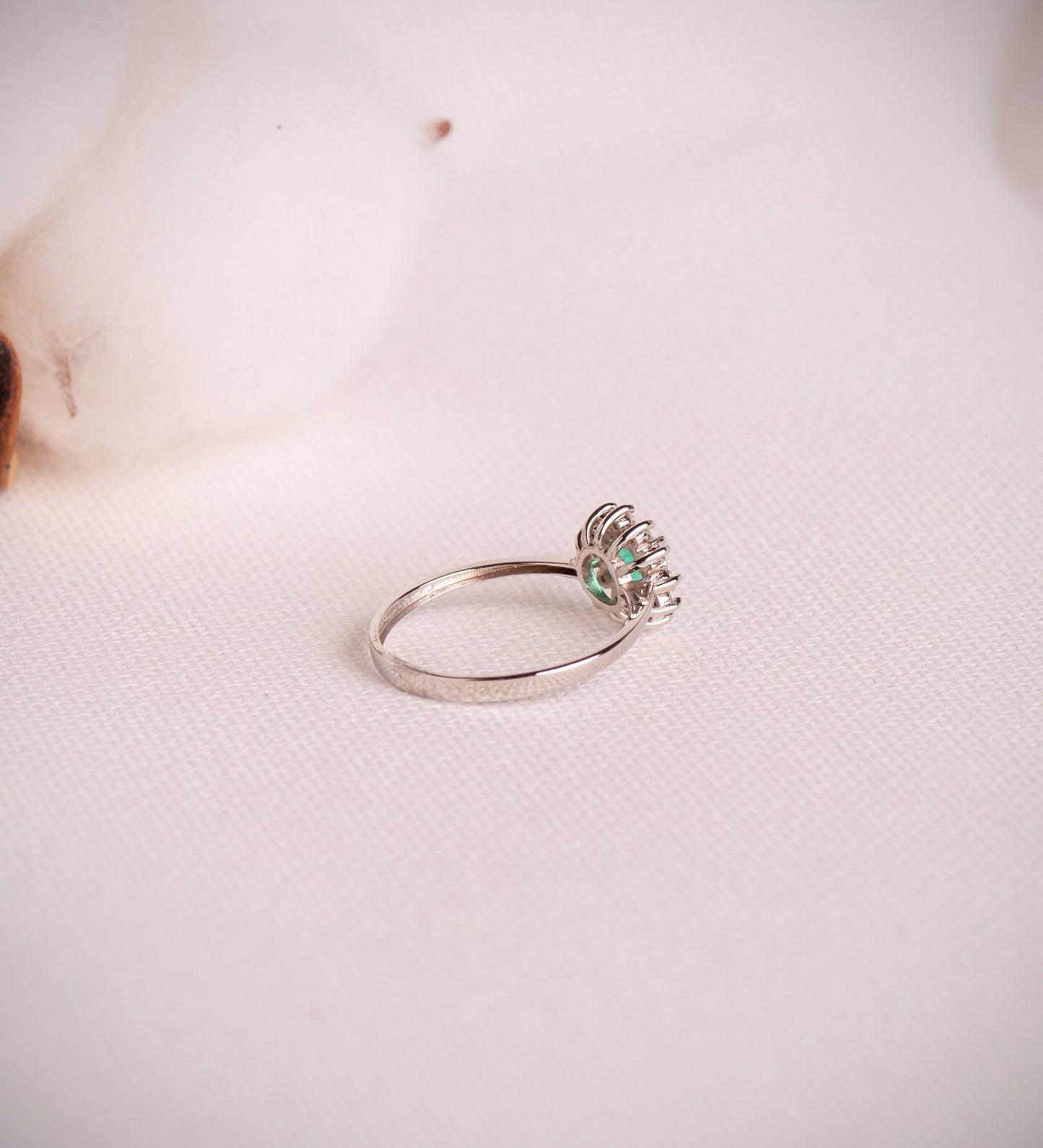 18K SORTIJA ORO BLANCO ESMERALDA RECRISTALIZADA 5 MM 0,48 QT Y DIAMANTES 0,17QT. G - VS2