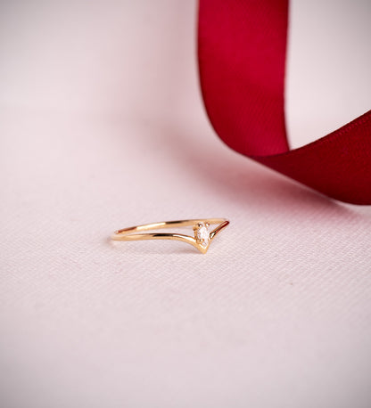 18K SORTIJA ORO AMARILLO PICO DIAMANTE LABORATORIO TALLA MARQUIS 0,067 QTES. G-VS2. ANCHO: 5MM
