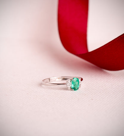 18K SORTIJA ORO BLANCO DIAMANTES DE LABORATORIO Y ESMERALDA RECRISTALIZADA 6X4 MM 0,40 QT 0,134QT. VS2 - E