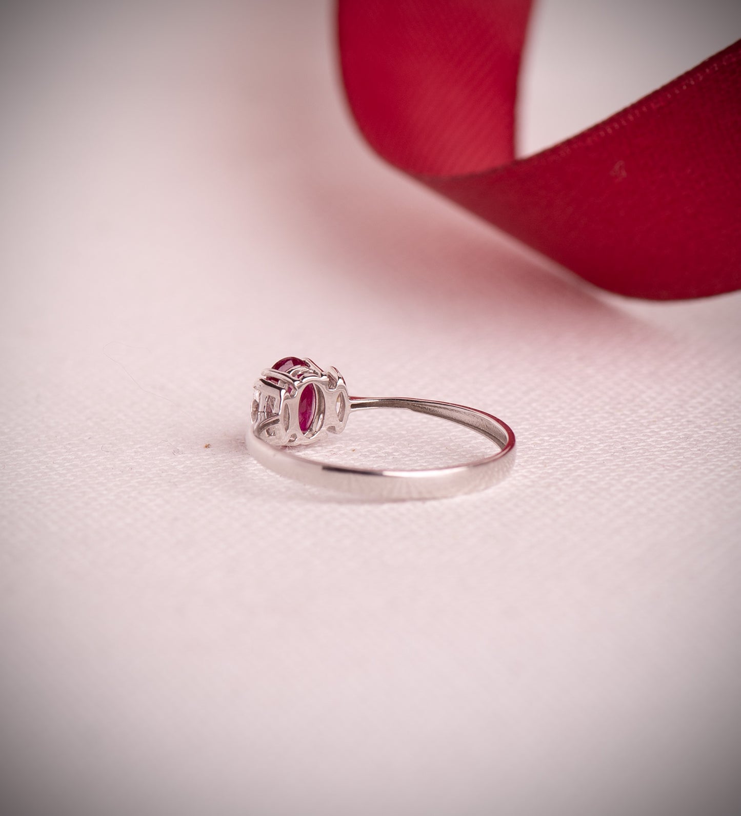 18K SORTIJA ORO BLANCO RUBI FINO 6X4 MM 0,55 QT Y DIAMANTES LABORATORIO 0,134QT. VS2 - E