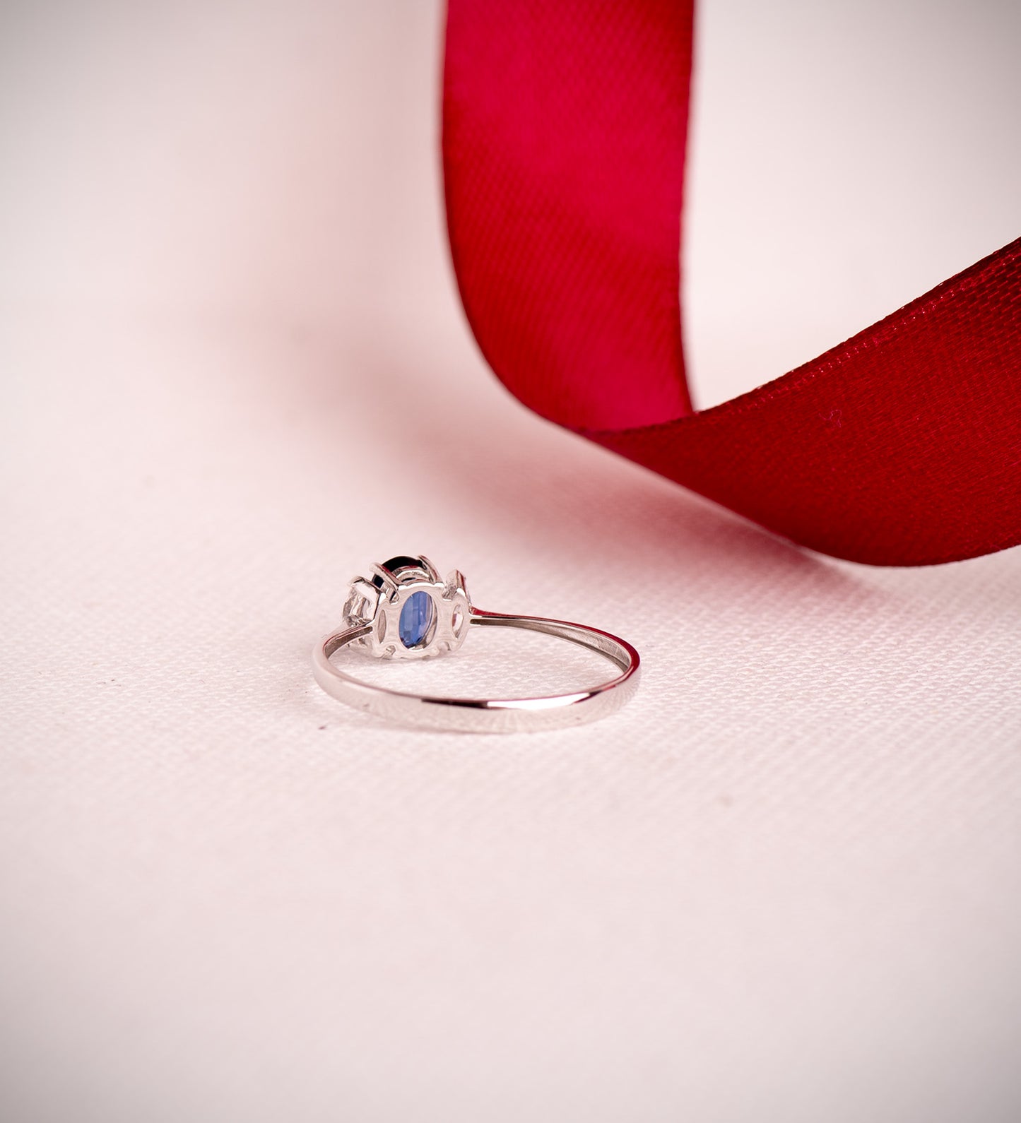 18K SORTIJA ORO BLANCO ZAFIRO DIFUSION 6X4 MM 0,64 QT Y DIAMANTES LABORATORIO 0,134QT. E - VS2