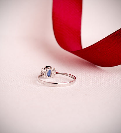 18K SORTIJA ORO BLANCO ZAFIRO DIFUSION 6X4 MM 0,64 QT Y DIAMANTES LABORATORIO 0,134QT. E - VS2