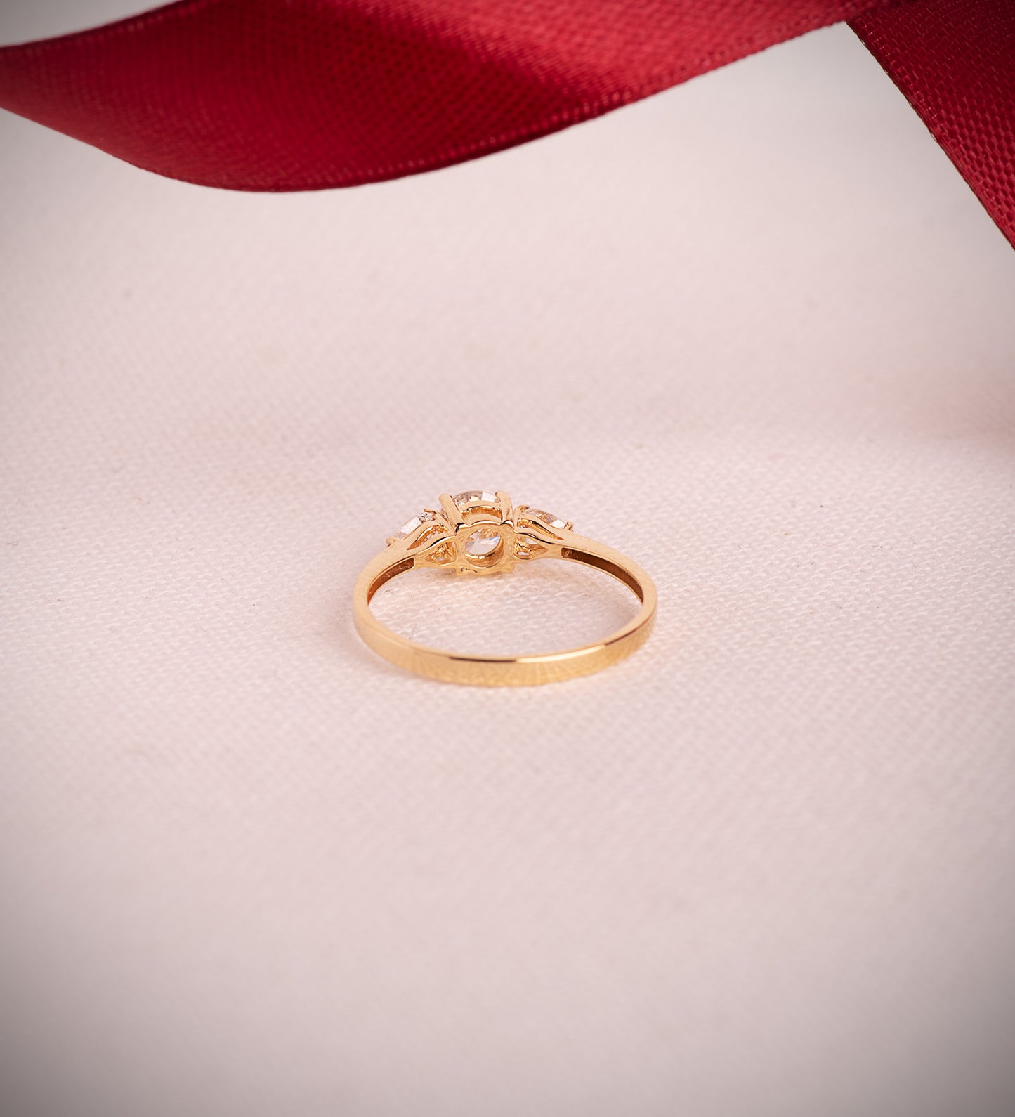 18K SORTIJA ORO AMARILLO DIAMANTES LABORATORIO TALLA PERA Y TALLA BRILLANTE 5 MM. 0,79 QT. VS2 - E