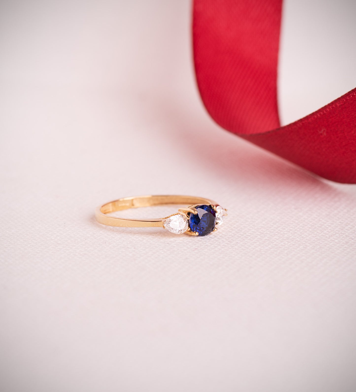 18K SORTIJA ORO AMARILLO DIAMANTES LABORATORIO TALLA PERA Y ZAFIRO DIFUSION 5 MM 0,63 QT 0,29QT. VS2 - E