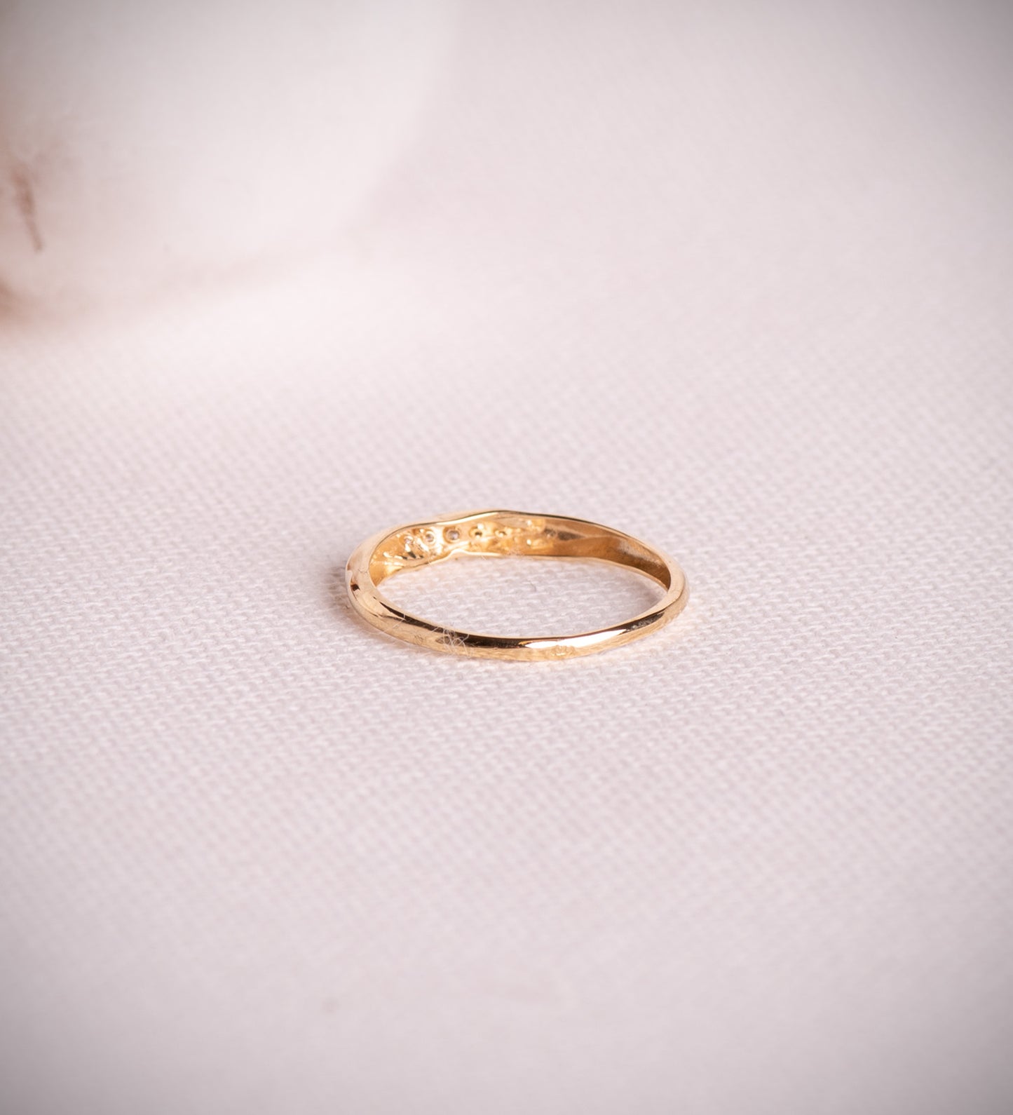 18K SORTIJA ORO AMARILLO RELIADA CON DIAMANTES 0,05QTES. E - VS2. ANCHO: 2,5 MM