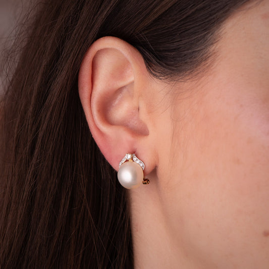 18K PENDIENTES ORO BICOLOR PERLA JAPONESA CON CIRCONITAS. MEDIDA: 14X11 MM. CIERRE OMEGA
