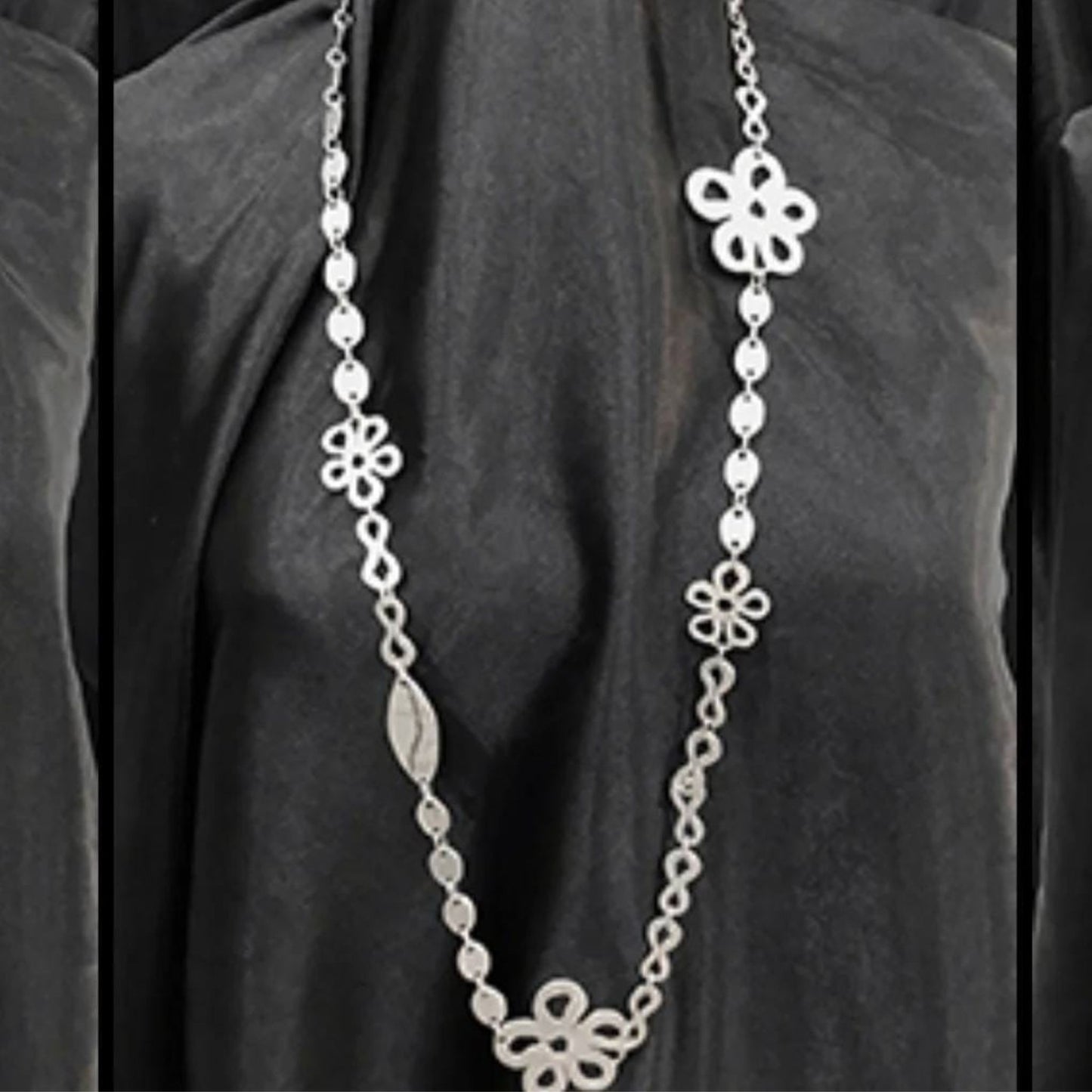 COLLAR LARGO ZAMAK PLATEADO CON TRÉBOLES