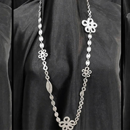 COLLAR LARGO ZAMAK PLATEADO CON TRÉBOLES