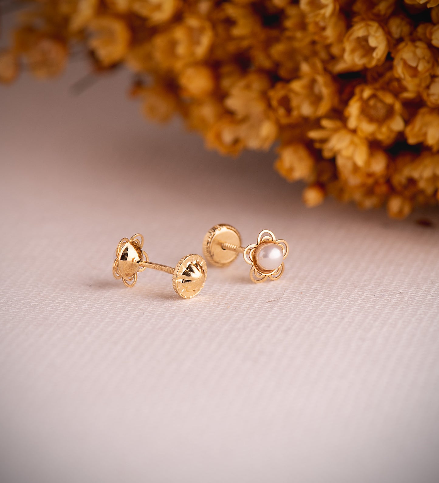 18K PENDIENTES ORO AMARILLO FLOR CALADA CON PERLA 3MM. MEDIDA: 6 MM.CIERRE TUERCA