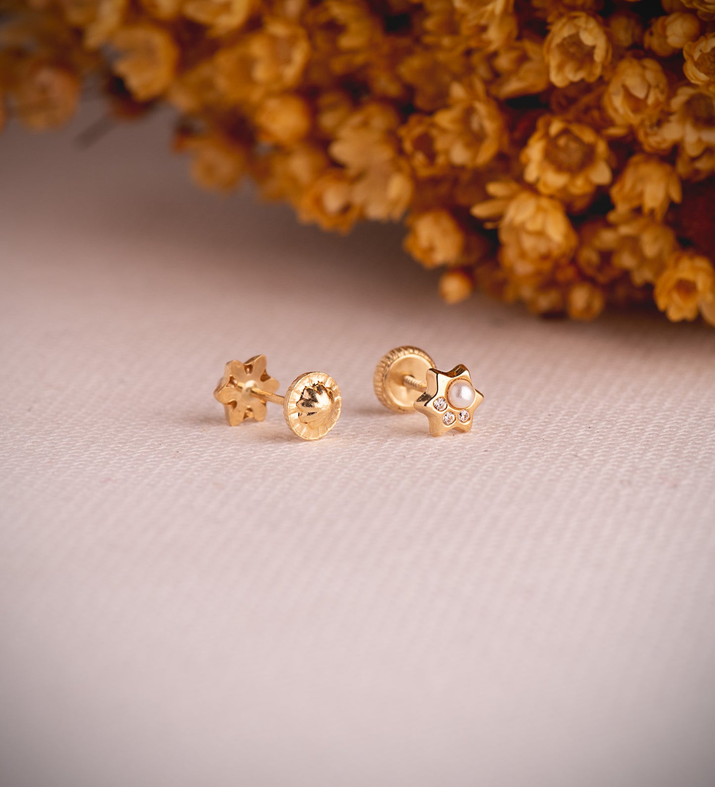 18K PENDIENTES ORO AMARILLO ESTRELLA CON PERLA Y CIRCONITAS. MEDIDA: 6X5 MM. CIERRE TUERCA