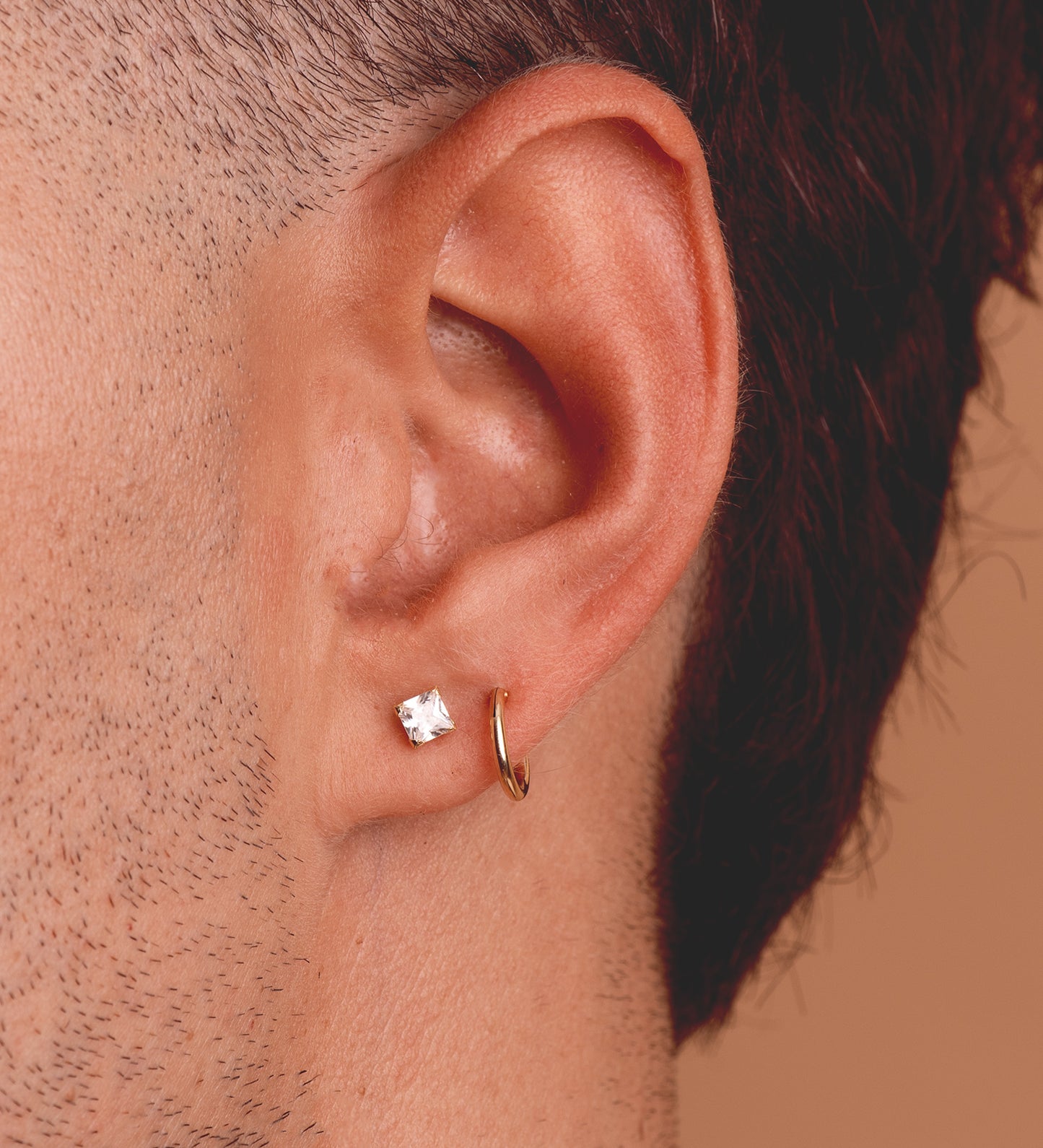 18K PENDIENTES ORO AMARILLO CIRCONITA CUADRADA CON 4 GARRAS. ANCHO: 3,5MM. CIERRE TUERCA