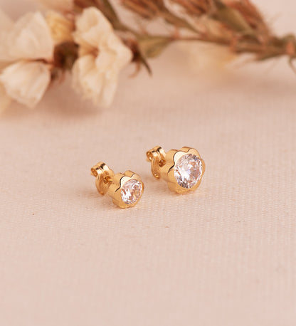 18K PENDIENTES ORO AMARILLO CHATON MARGARITA CON CIRCONITA. MEDIDA: 6 X 6 MM. CIERRE PRESION
