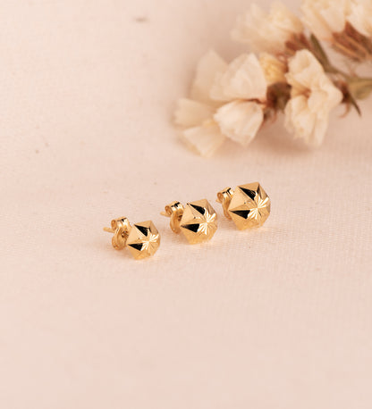 18K PENDIENTES ORO AMARILLO CLAVO ESTRELLA TALLADOS. MEDIDA: 8 X 7 MM. CIERRE PRESION