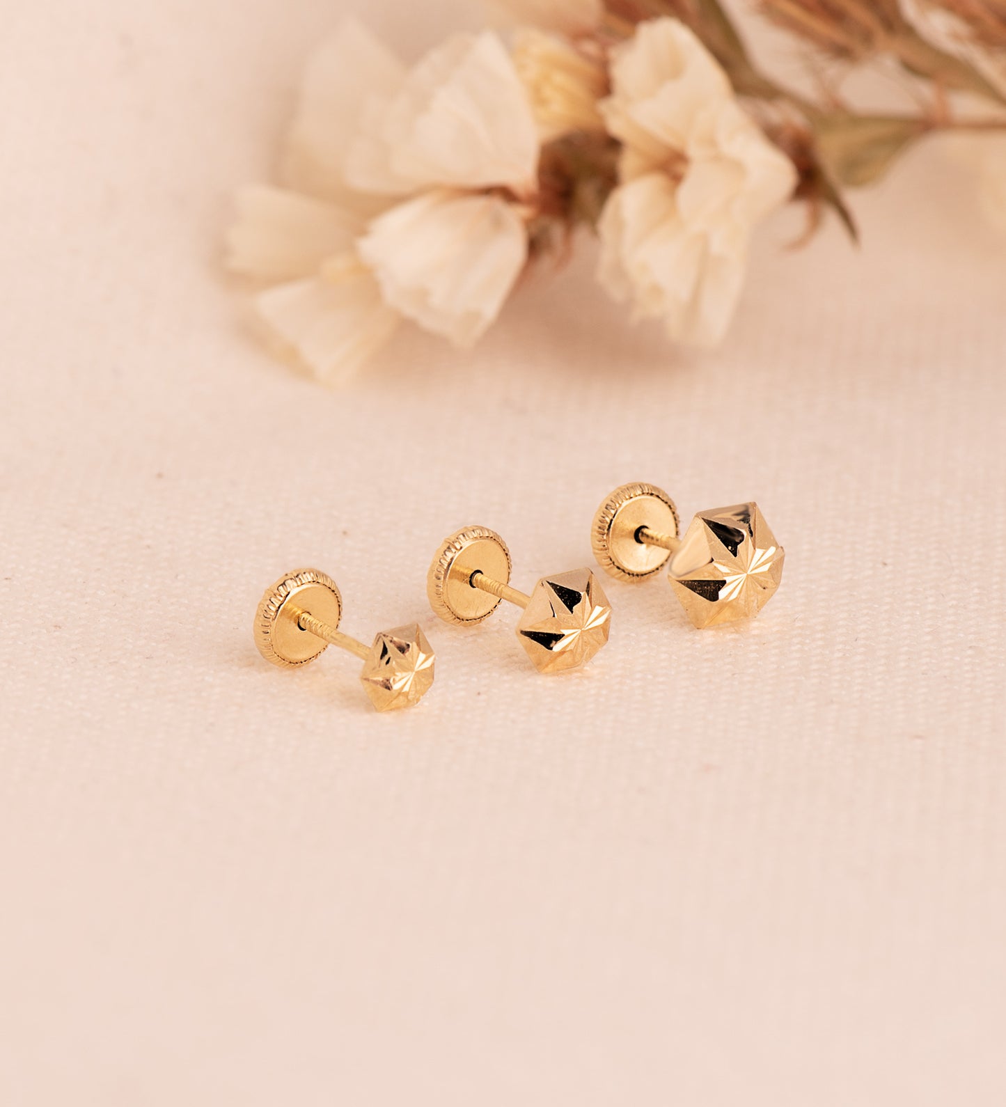 18K PENDIENTES ORO AMARILLO CLAVO ESTRELLA TALLADOS. MEDIDA: 5 X 4,5 MM. CIERRE TUERCA