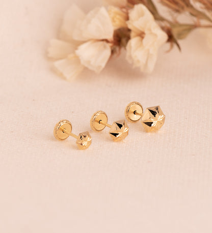 18K PENDIENTES ORO AMARILLO CLAVO ESTRELLA TALLADOS. MEDIDA: 7 X 6 MM. CIERRE TUERCA