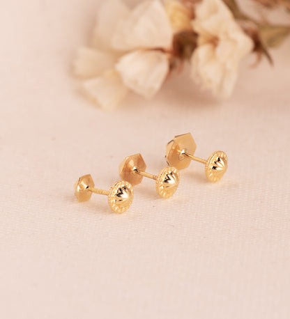 18K PENDIENTES ORO AMARILLO CLAVO ESTRELLA TALLADOS. MEDIDA: 7 X 6 MM. CIERRE TUERCA