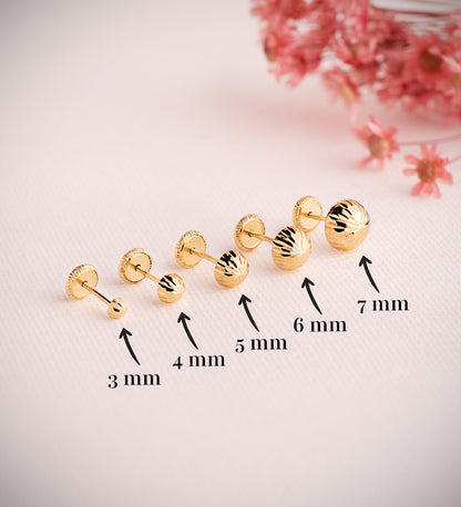18K PENDIENTES ORO AMARILLO MEDIA BOLA TALLADA HUECA. ANCHO: 5 MM. CIERRE TUERCA