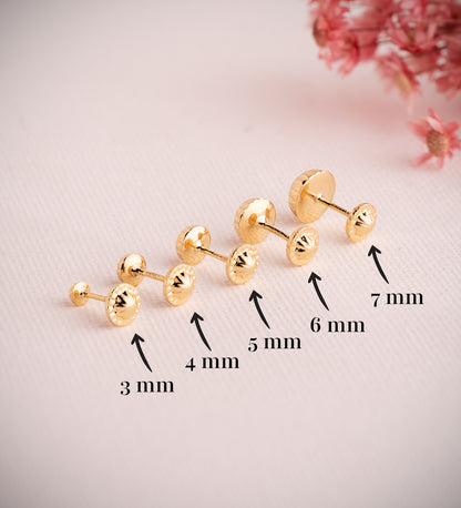 18K PENDIENTES ORO AMARILLO MEDIA BOLA TALLADA HUECA. ANCHO: 4 MM. CIERRE TUERCA