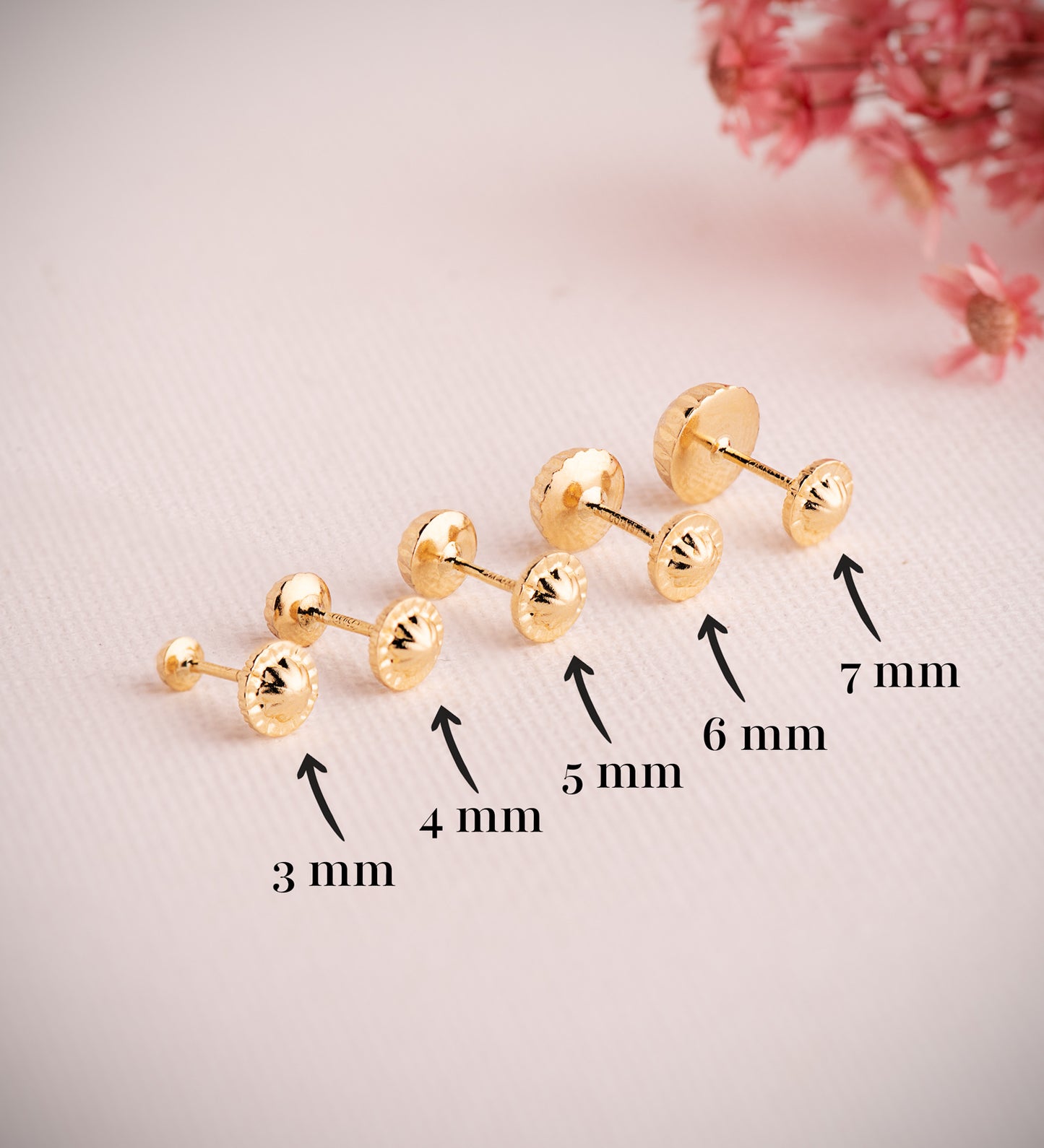 18K PENDIENTES ORO AMARILLO MEDIA BOLA TALLADA HUECA. ANCHO: 5 MM. CIERRE TUERCA