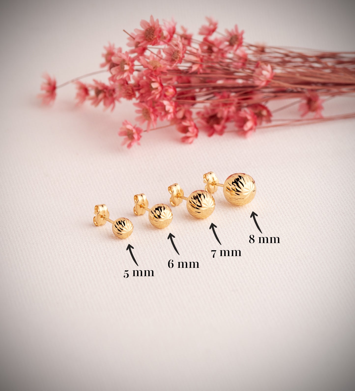 18K PENDIENTES ORO AMARILLO BOLA TALLADA HUECA. ANCHO: 8 MM. CIERRE PRESION